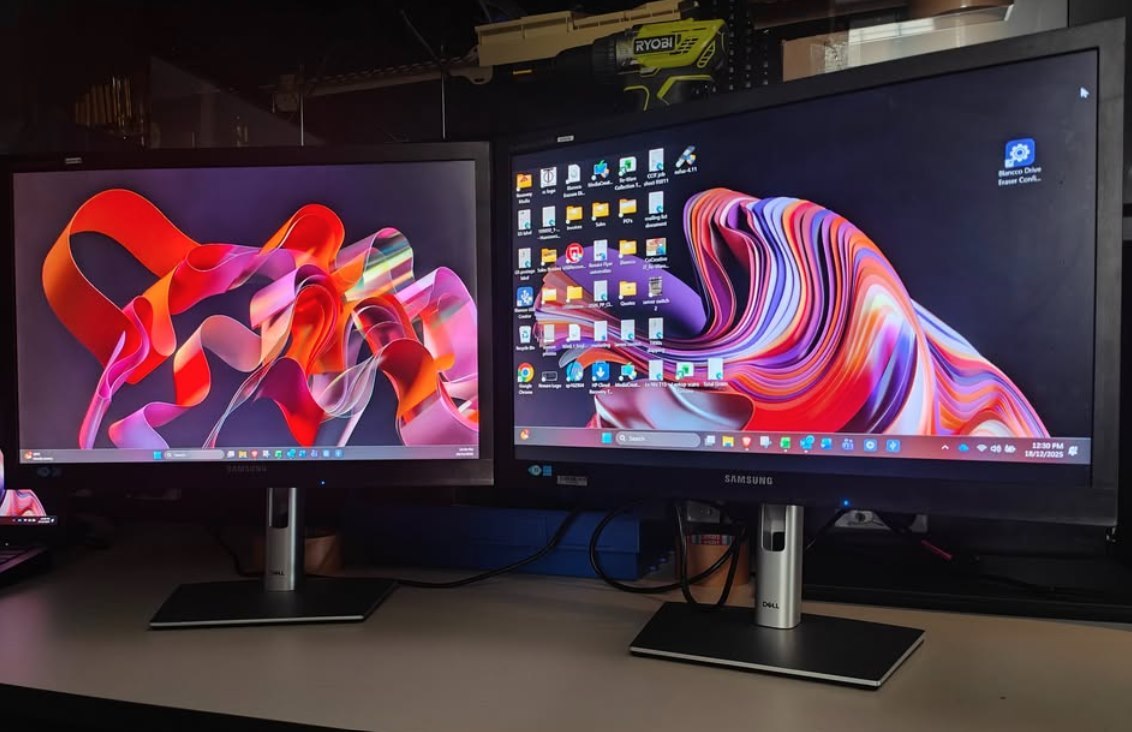 Dual 24 Monitor Bundle 2 x Samsung S24e450 24" monitors, HP G4 D USB-C dock, all cables